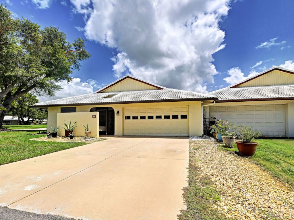 20 Idle Sands Dr, Venice 20 Idle Sands Dr, Venice: Front exterior and driveway