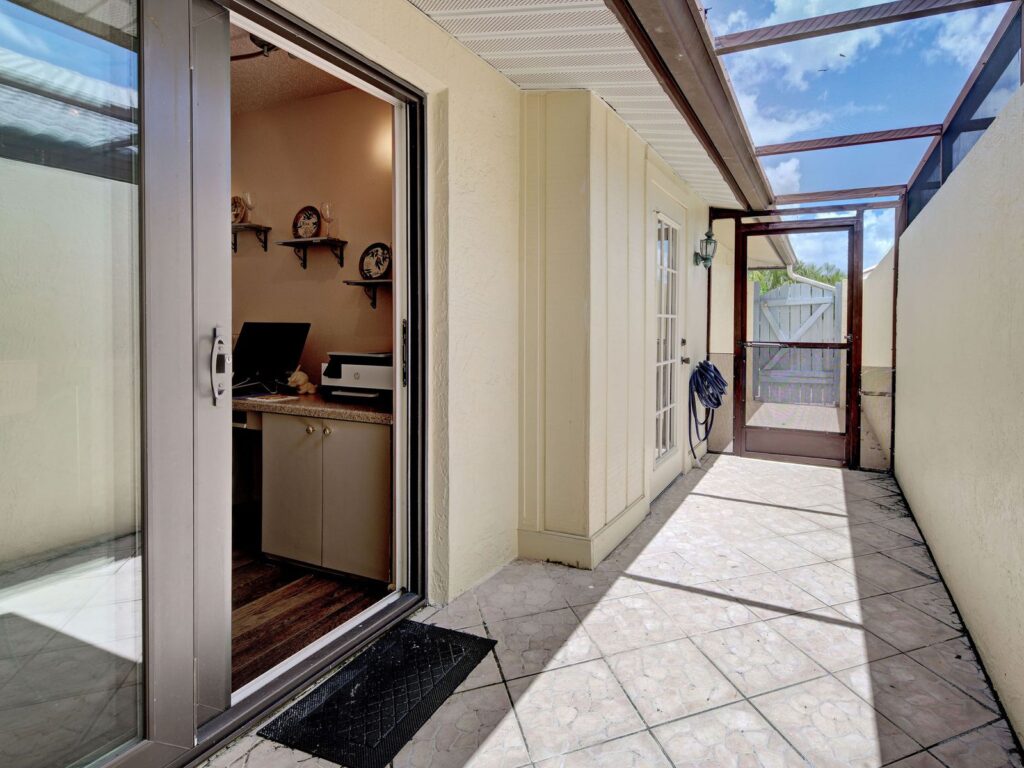 20 Idle Sands Dr, Venice 20 Idle Sands Dr, Venice: Screened side patio