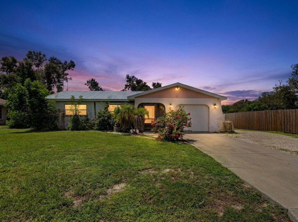 355 Trinity Rd, Venice: Front of the home at dusk