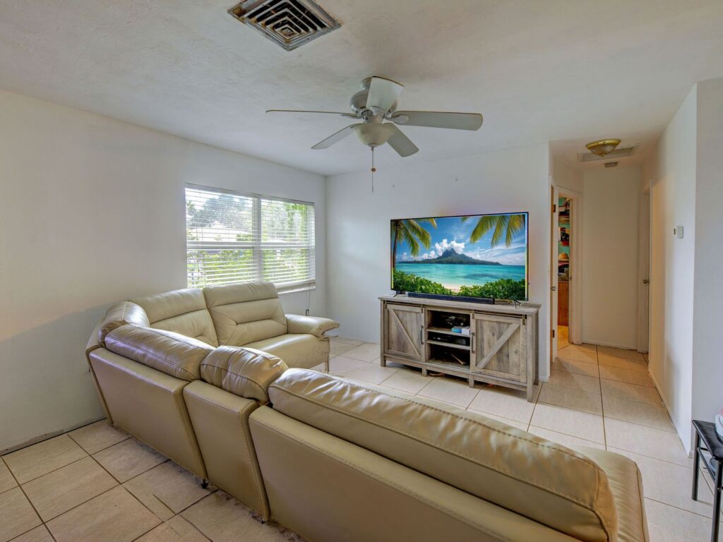 355 Trinity Rd, Venice 355 Trinity Rd, Venice: Family room