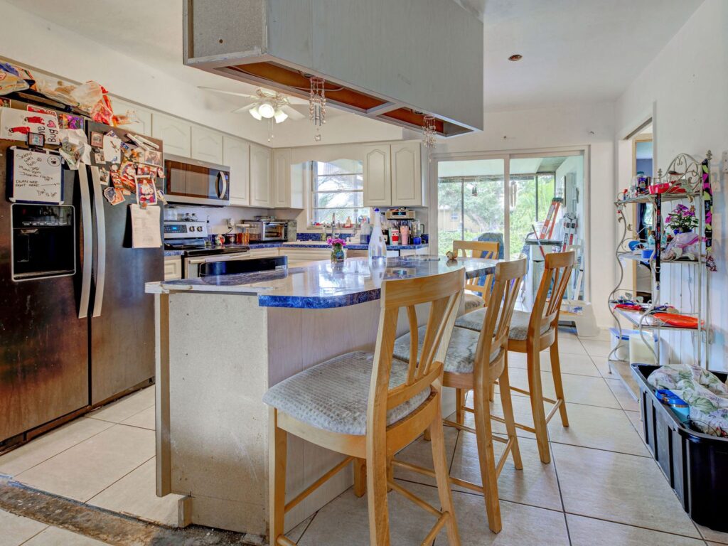 355 Trinity Rd, Venice 355 Trinity Rd, Venice: Kitchen and breakfast bar