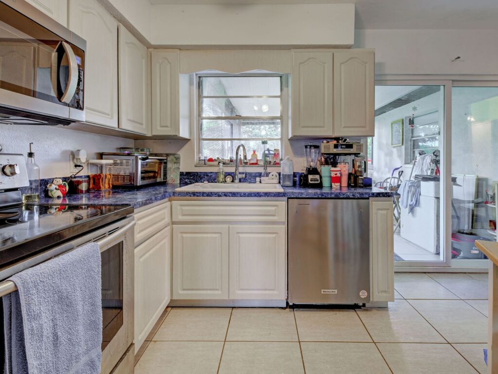 355 Trinity Rd, Venice 355 Trinity Rd, Venice: Kitchen