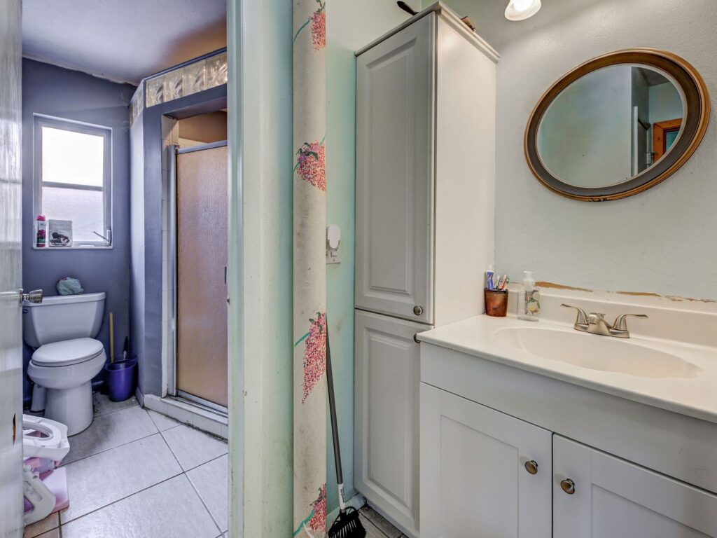 355 Trinity Rd, Venice 355 Trinity Rd, Venice: Bathroom