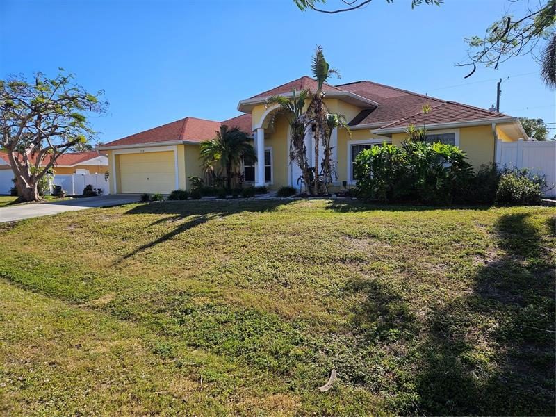779 Nectar Rd, Venice: Front exterior